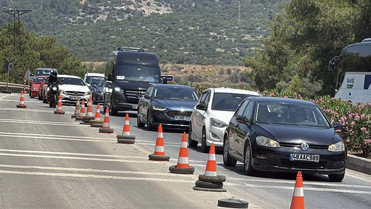 Tatilciler Bodrum'a akın etti! 24 saatte 50 bin araç