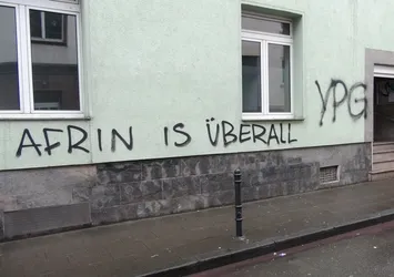 Terör örgütü yandaşları Köln'de camiye Berlin'de restorana saldırdı