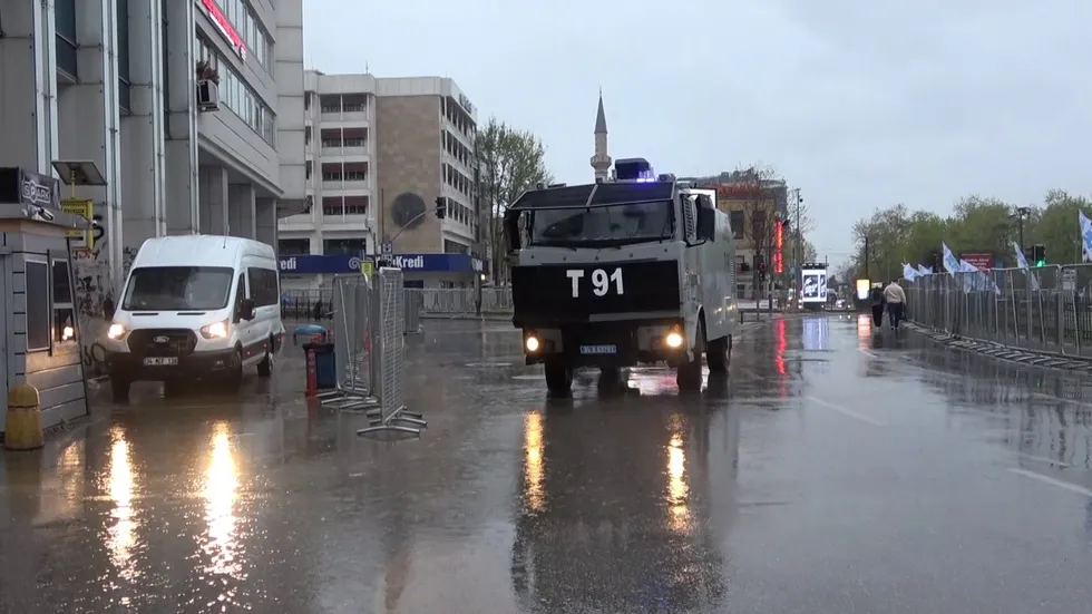 istanbul-valiliginden-1-mayis-karari-iste-ilce-ilce-kapatilan-yollar-ve-alternatif-guzergahlar-1777611704902.jpg 1 Mayıs tedbirleri kapsamında bazı yollar trafiğe kapatıldı