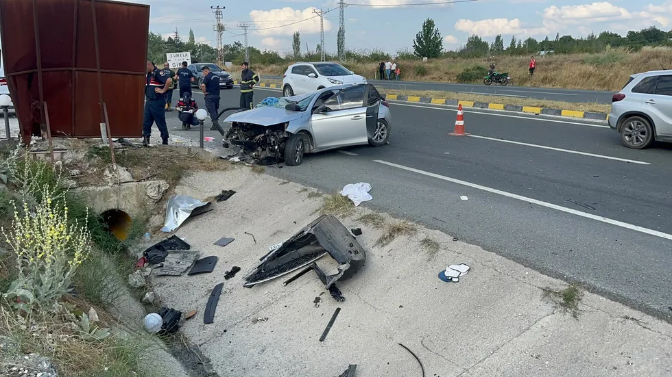 Tosya D100 kara yolunda feci kaza! Su kanalına çarparak metrelerce sürüklenen otomobilde 2 kişi öldü, 4 kişi yaralandı - 2
