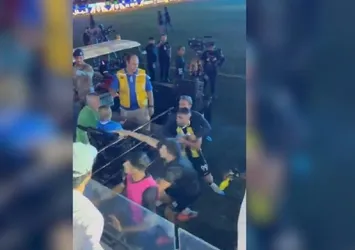 Şampiyonluk gitti kırbaçla vurdu! Suudi taraftar çıldırdı futbolcuya saldırdı