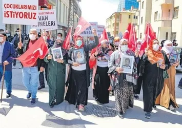 Evlat nöbetindeki anne HDP'ye isyan etti: "Çocuğumu PKK'ya sattılar"