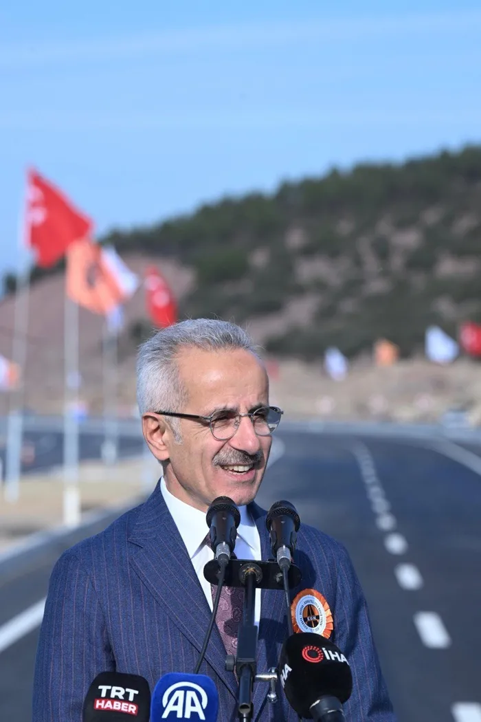 Antalya’nın şehir içi trafiği nefes alacak! Bakan Uraloğlu: Vatandaşın yaşam kalitesi artacak