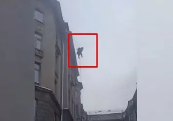 Elektrik kablosuna tutunarak hayatta kaldı