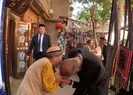 Yaşlı kadının elini öptü, dua istedi