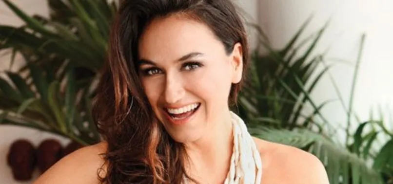 Eda Taşpınar, hem tatil yapıyor hem de para basıyor