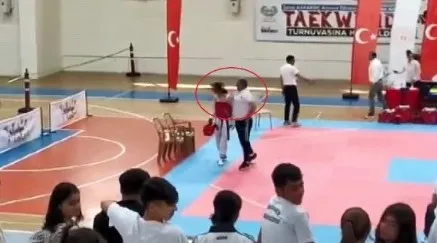 tekvando-secmelerinde-sporcusu-elenen-antrenor-rezaleti-genc-kiza-tokat-attigi-anlar-kamerada-1653040478915.jpg