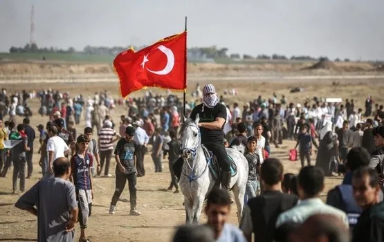 İsrail sınırına akın eden Filistinliler, Türk bayrağı taşıdı - 1