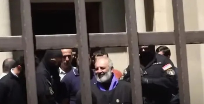 ermenistanda-pasinyana-darbe-girisimi-ust-duzey-ruhbanin-arkasinda-oldugu-plan-engellendi-1750847276173.jpg Başpiskopos Bagrat Galstanyan, evinden alınıyor. (Ermeni yerel medyası)