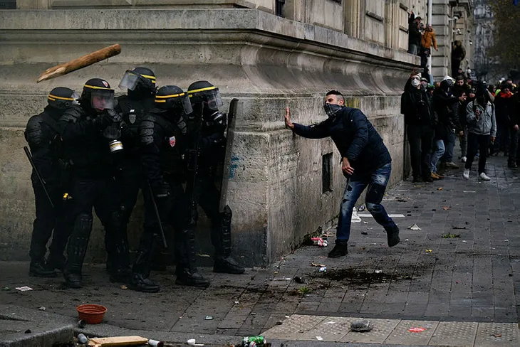 fransada-macron-karsitlarindan-greve-devam-cagrisi-1575930059149.jpg Fransa'da Macron karşıtlarından greve devam çağrısı - 1