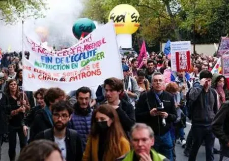 Ekonomik krizdeki İngiltere'de grev büyüyor! Gösteri ve yürüyüşler ülke geneline yayıldı