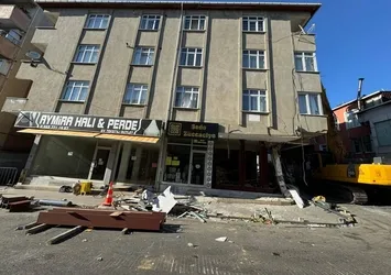 İstanbul'da İETT otobüsünün çarptığı binada kontrollü yıkım