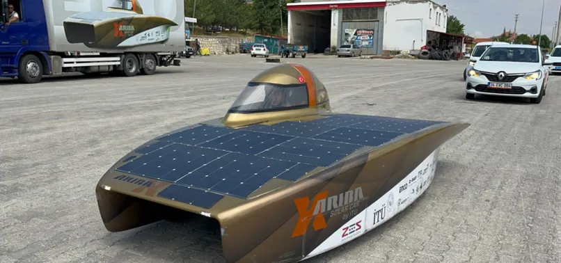 Jandarma "karayolunda garip bir cisim ilerliyor" ihbarına gitti! Güneşte parlayan araç herkesin dikkatini çekti