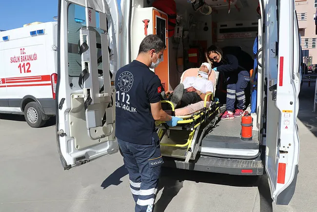 Erzincan'da yolcu otobüsü devrildi: 19 kişi yaralı - 1