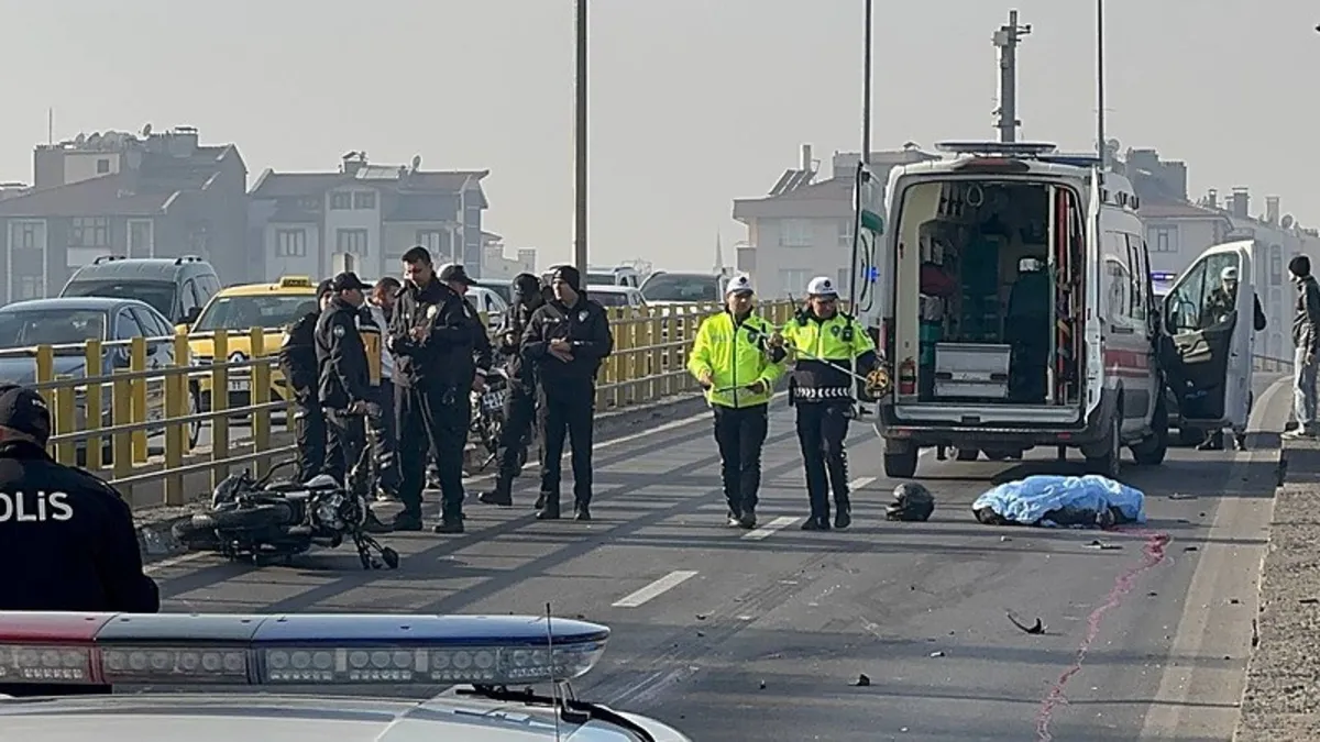 Konya'da motosiklet ile otomobillerin arasından geçmeye çalışan 1 kişi öldü