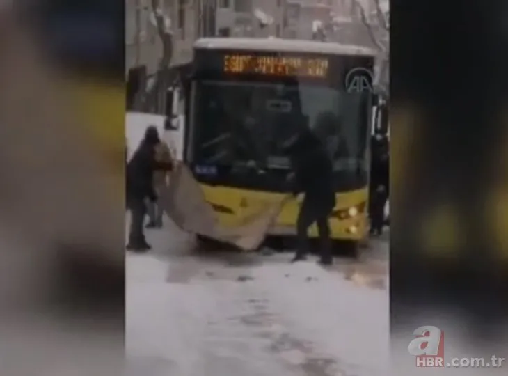 İstanbul’da karlı yokuşu çıkamayan İETT otobüsünün ilerlemesi için altına halı serildi