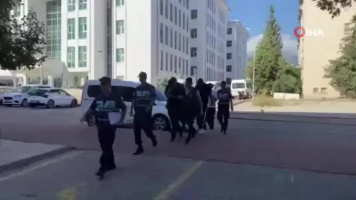 Hırsızlar 100 bin liralık üzüm çaldı