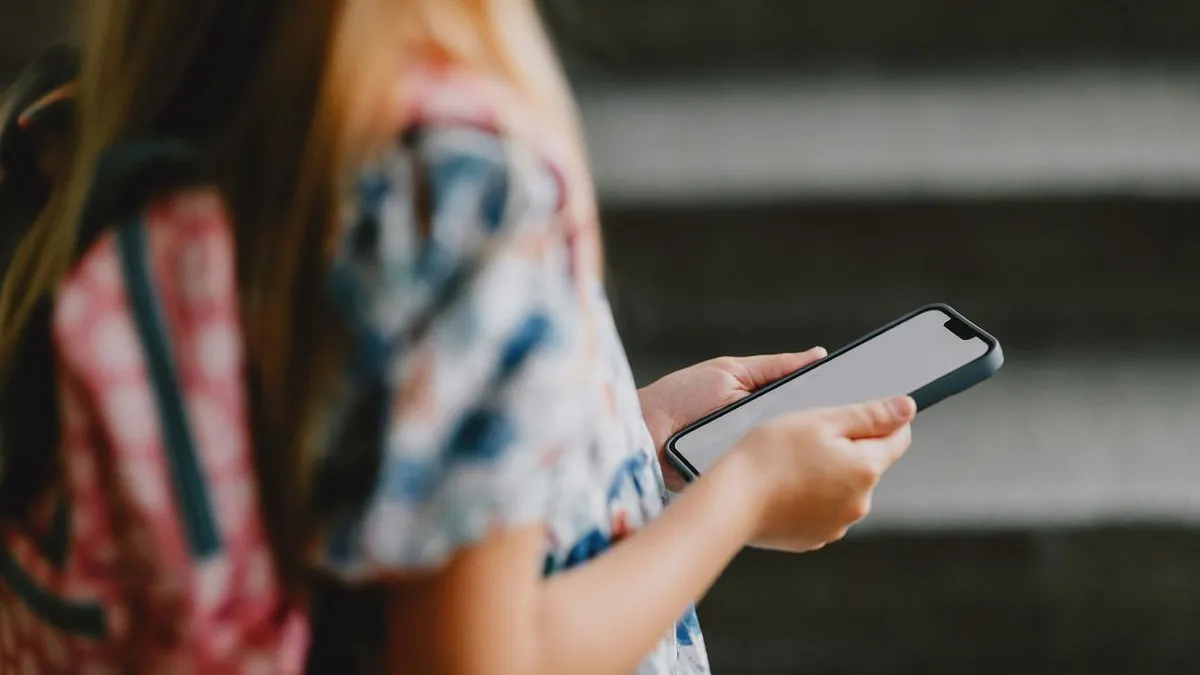 Okullarda akıllı telefonlara yasal mühür: İngiltere’de yeni dönem başlıyor