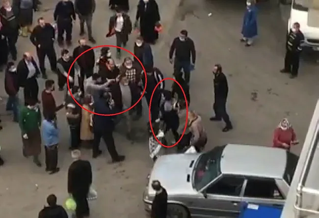 Bursa’da pazarda genç kadınla adamın yumruklu kavgası kameraya yansıdı - 2
