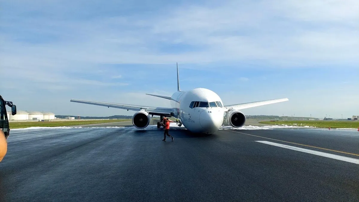 İstanbul Havalimanı'nda korkutan anlar! Gövdesi üzerine inen uçak kaldırıldı! Ulaştırma Bakanı Uraloğlu detayları A Haber'de açıklamıştı
