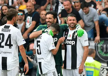 Buffon, Juventus kariyerini noktaladı