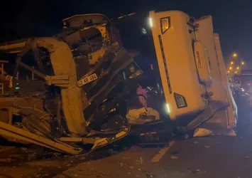 Eskişehir'de şeker yüklü TIR devrildi