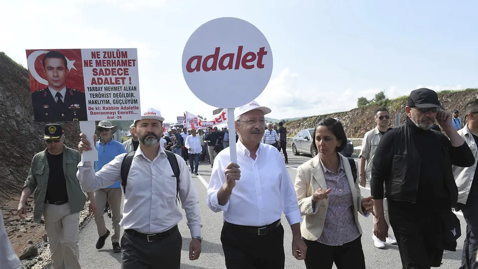 Kılıçdaroğlu’na rabia işaretli karşılama