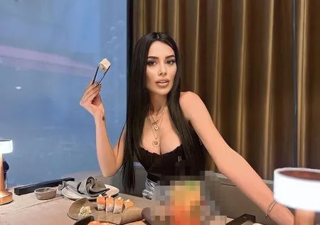 Ünlü fenomen ve ablasına doktor dayağı! Göğüs büyütmeye gitti şoku yaşadı