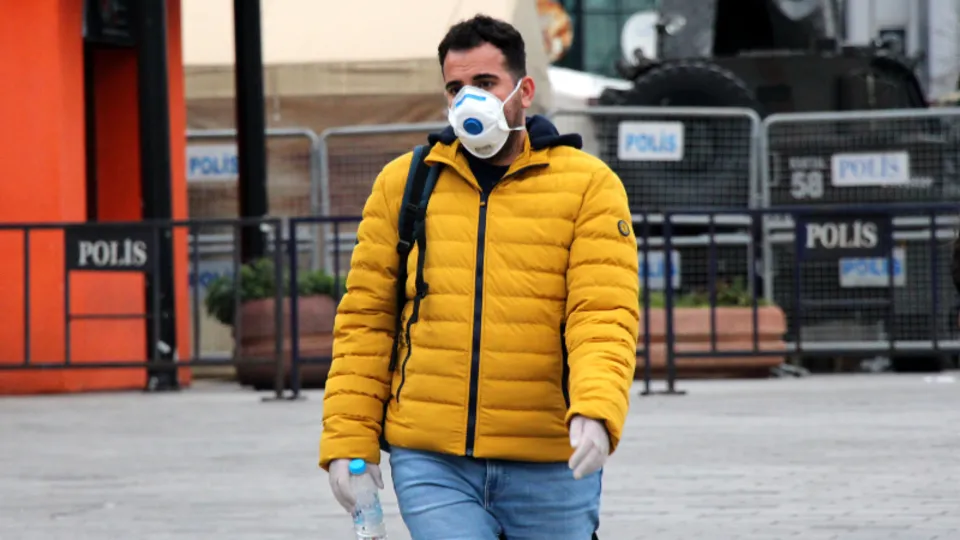 İstanbul'da bu sabah! Vatandaştan maskeli ve eldivenli koranavirüs önlemi