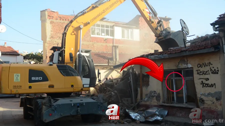 Metruk binayı yıkacakken öyle bir şey fark ettiler ki, belediye işçileri her şeyin fişini çekti! İçeriye bir hışımla girerek... 1