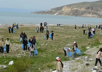 Van Gölü sahilinde temizlik yaptılar!