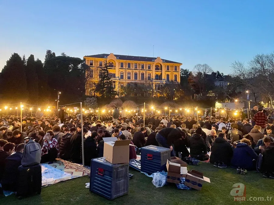 Boğaziçi Üniversitesi'nde iftar programı! Binlerce öğrenci yan yana saf tutup namaz kıldı 3