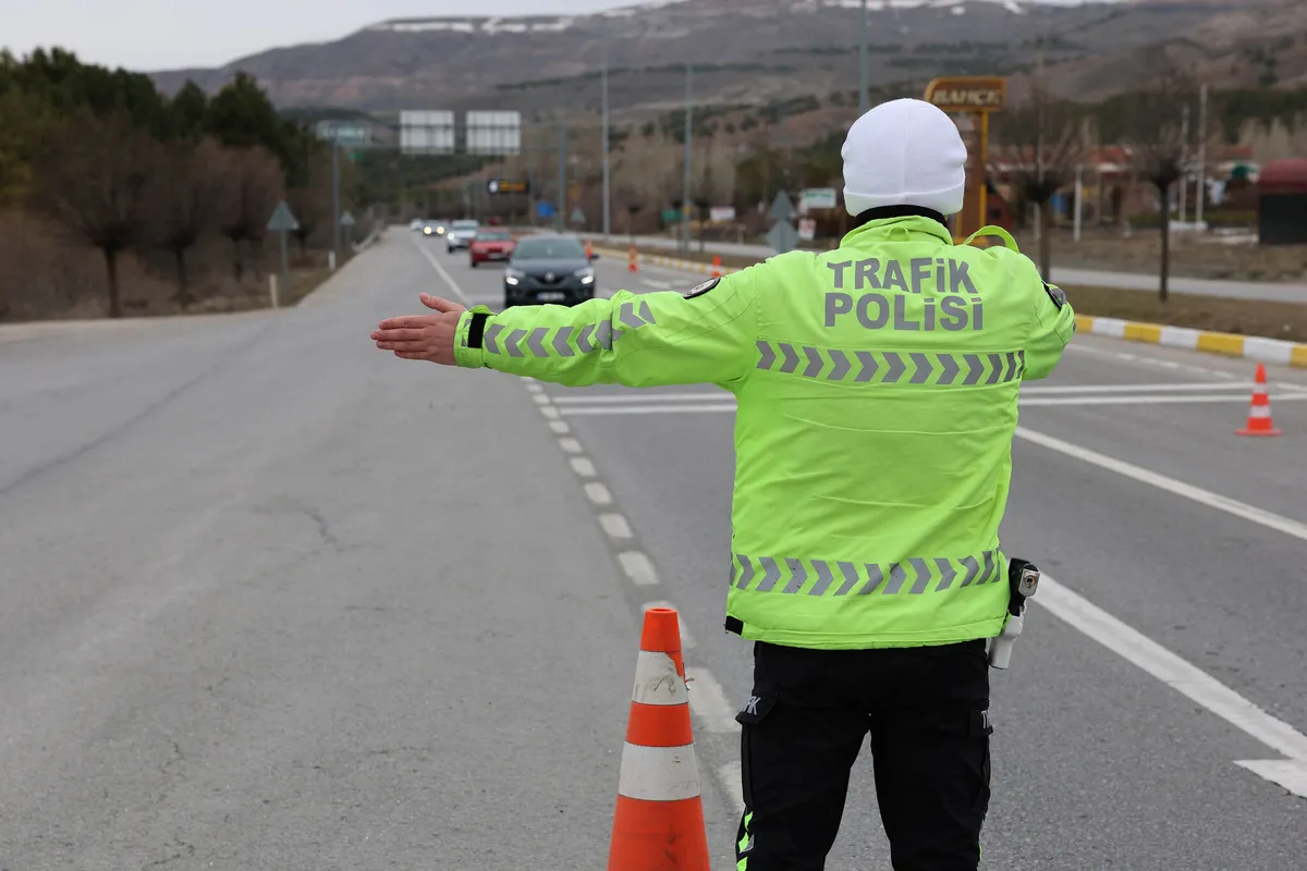 1786800256175.jpg Fatih Sultan Mehmet Köprüsü çevresindeki bazı bağlantılar ile Büyükdere Caddesi’nin belirli kesimlerinde de trafik akışı durdurulacak.