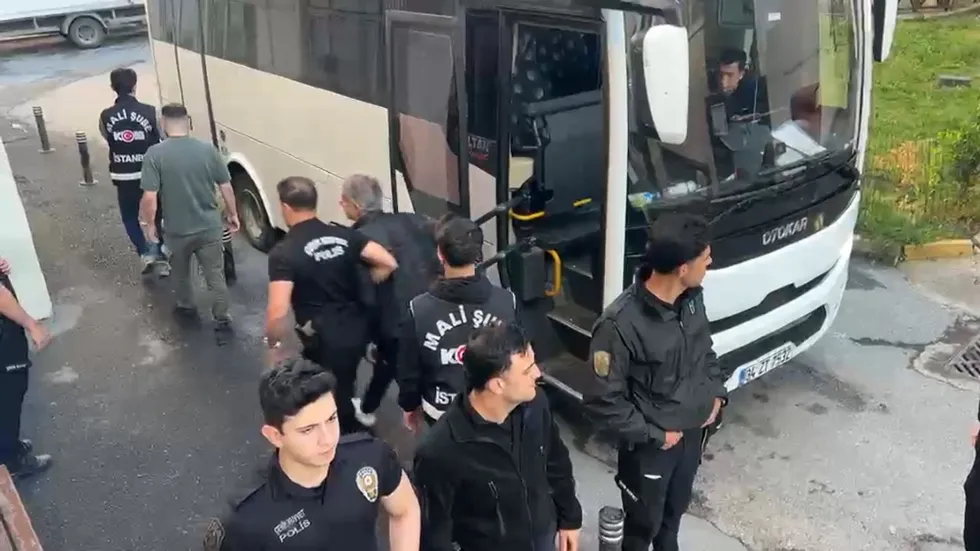 "İmamoğlu çıkar amaçlı suç örgütü" soruşturmasında gözaltına alınan 12 zanlı adliyeye sevk edildi - 1