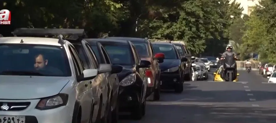 TAHRAN’DA BENZİN İSTASYONLARINDA ARAÇ KUYRUĞU