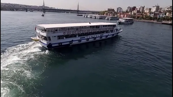 tik-icin-yapmadigi-kalmadi-bu-defa-da-galata-koprusunden-gemiye-atladi-1630398771264.jpg Tık için yapmadığı kalmadı! Bu defa da Galata Köprüsü’nden gemiye atladı - 3