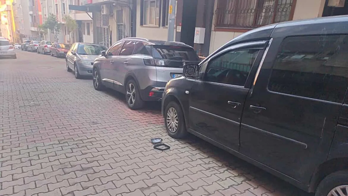 Kağıthane'de park halindeki araçların aynalarını yumrukla kırdı