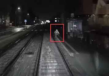 Yürekleri ağızlara getiren anlar! Genç kadın tramvayın altında kalmaktan son anda kurtuldu
