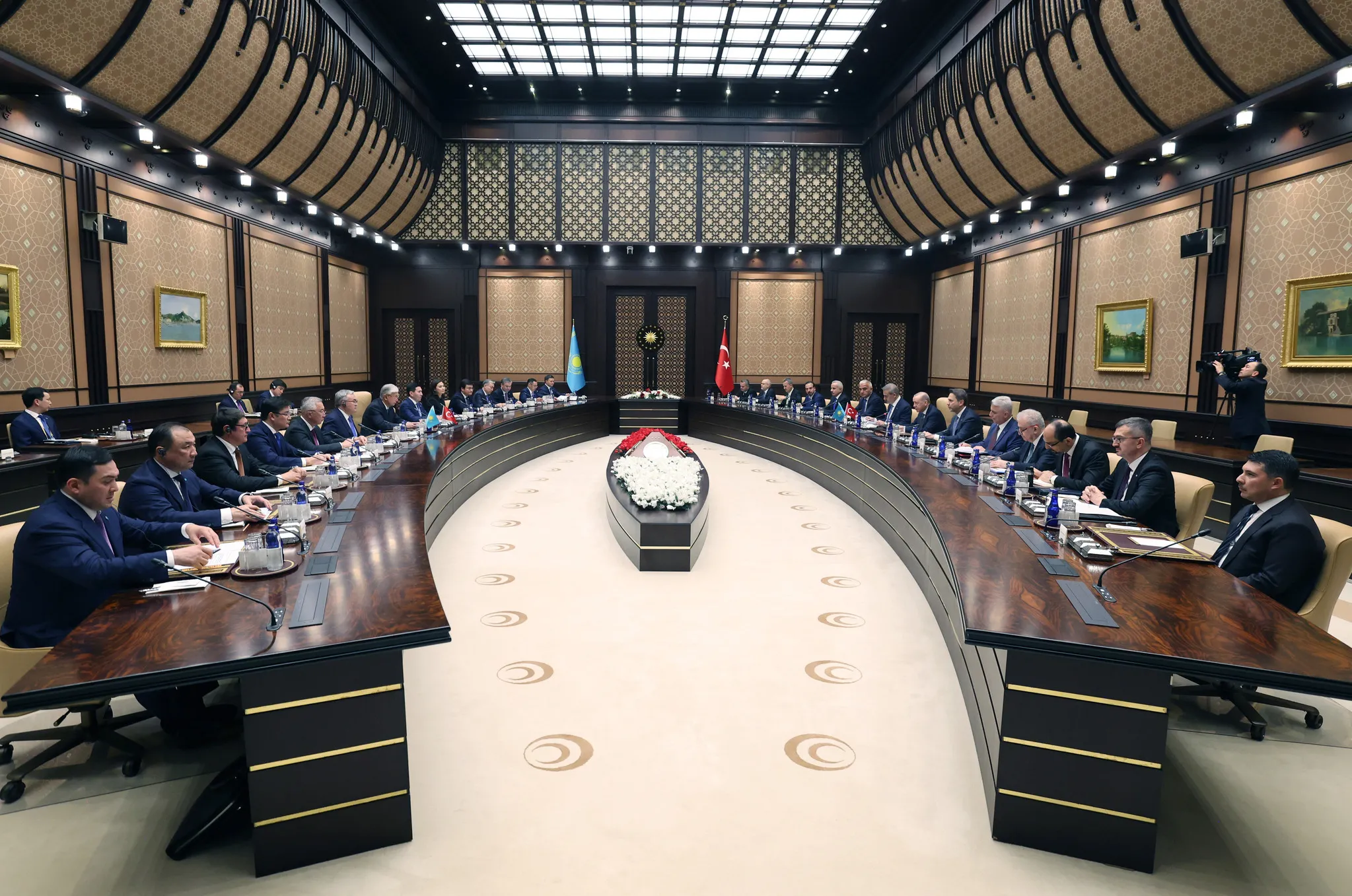 Başkan Erdoğan başkanlık etti: Külliye'de heyetler arası görüşme