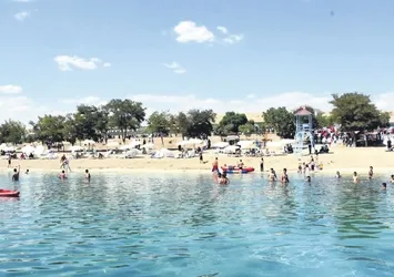 Van Gölü'nde bir kayyum plajı