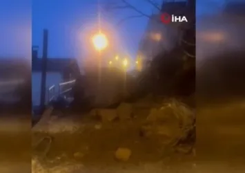 Artvin'de heyelan! Yola kaya parçaları düştü