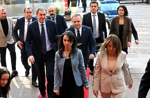 dem-partiden-chpye-ziyaret-ozgur-ozelden-dem-partiye-soz-iliskilerimiz-kamuoyu-onunde-acik-ve-seffaf-olarak-su-1704976180536.jpg DEM Parti'den CHP'ye ziyaret! Özgür Özel'den DEM Parti'ye söz: İlişkilerimiz kamuoyu önünde açık ve şeffaf olarak sürecek - 7