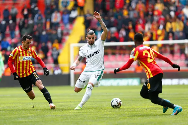 canli-kayserispor-konyaspor-maci-canli-anlatim-izle-1647176427097.jpg Konyaspor deplasmanda Kayserispor'u 3-2 mağlup etti - 1