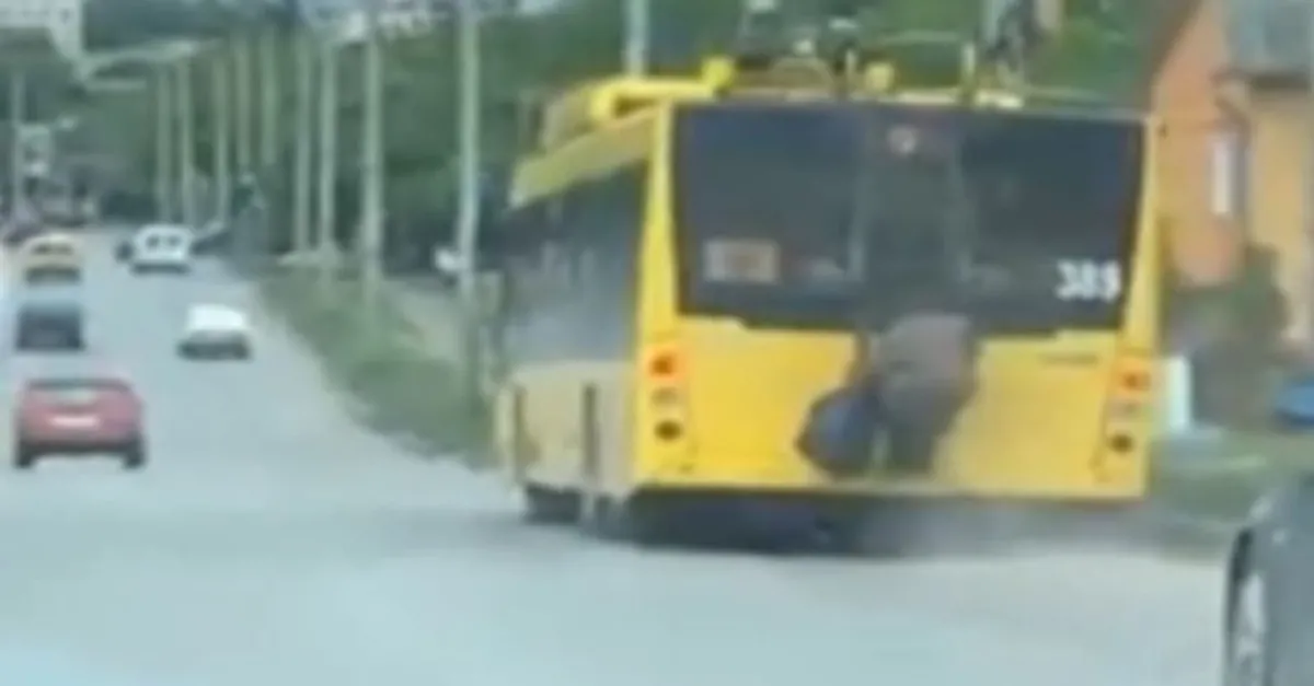 Son dakika: Trafikte şoke eden görüntü! Yaşlı kadın otobüse böyle takıldı |Video