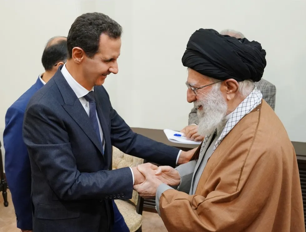 esad-rejiminin-hesap-gunu-ilk-kamu-davasi-samda-basladi-1777201827333.jpg Suriye'nin devrik diktatörü Beşar Esad ve dönemin İran dini lideri Ayetullah Ali Hamaney, 25 Şubat 2019'da Tahran'da (AFĞ)