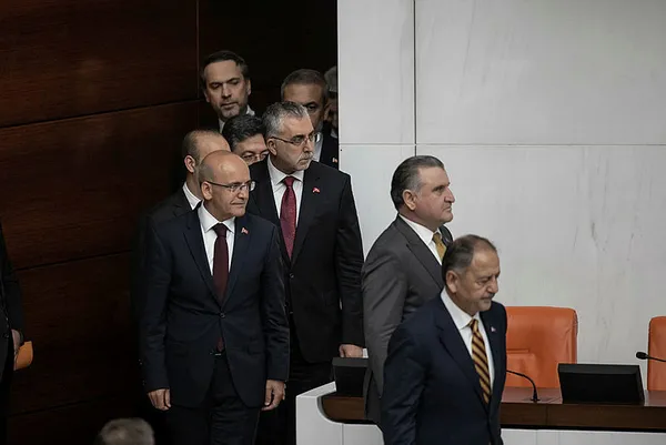hazine-ve-maliye-bakani-mehmet-simsekten-flas-ekonomi-mesaji-1686152326513.jpg Hazine ve Maliye Bakanı Mehmet Şimşek'ten flaş ekonomi mesajı: Daha müreffeh ve dirençli bir Türkiye - 2