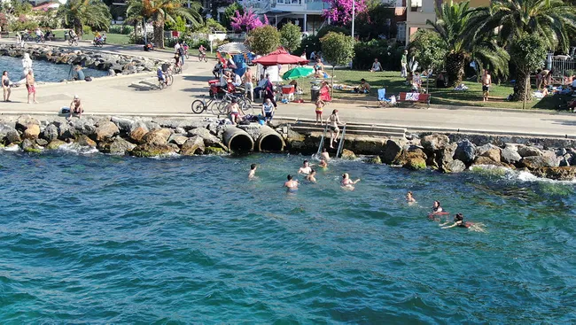 buyukadada-vatandaslardan-ucretli-plaj-tepkisi-1596454809522.jpg Büyükada'da vatandaşlardan "ücretli plaj" tepkisi - 2