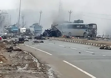 Hindistan'da bombalı saldırı: 16 ölü
