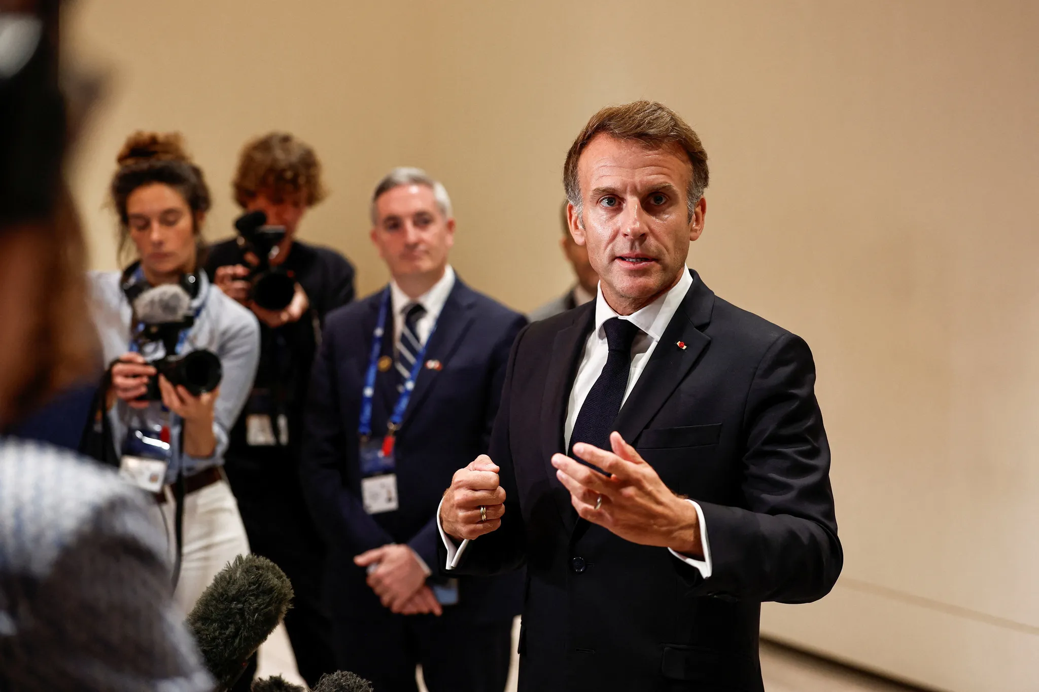 Macron, Fransa'daki olayları göçmenlerle ilişkilendiren Trump'ın sözlerini “kabul edilemez ve aptalca” diyerek eleştirdi