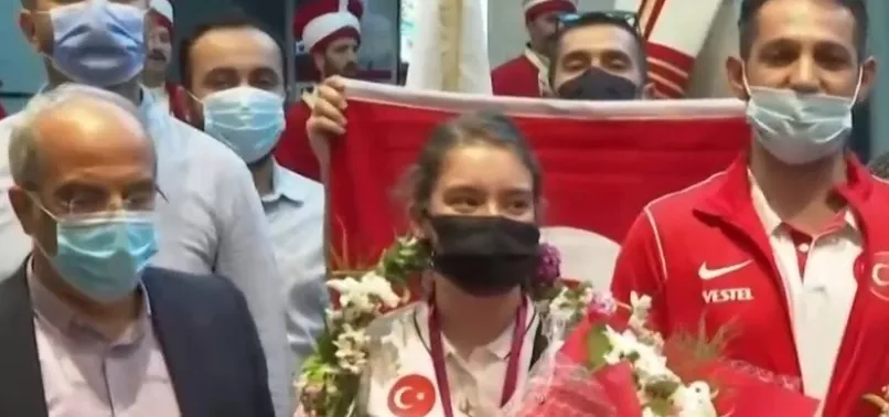 Son dakika: Milli sporcu Ayşe Begüm Onbaşı'ya Ankara'da coşkulu karşılama